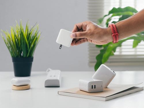 Eletricidade – A constante procura dos turistas por uma tomada elétrica